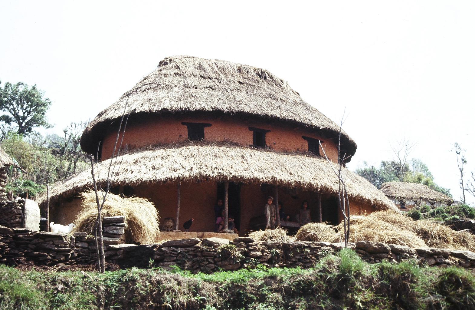 ポカラ近郊の村の、何と楕円形の建物