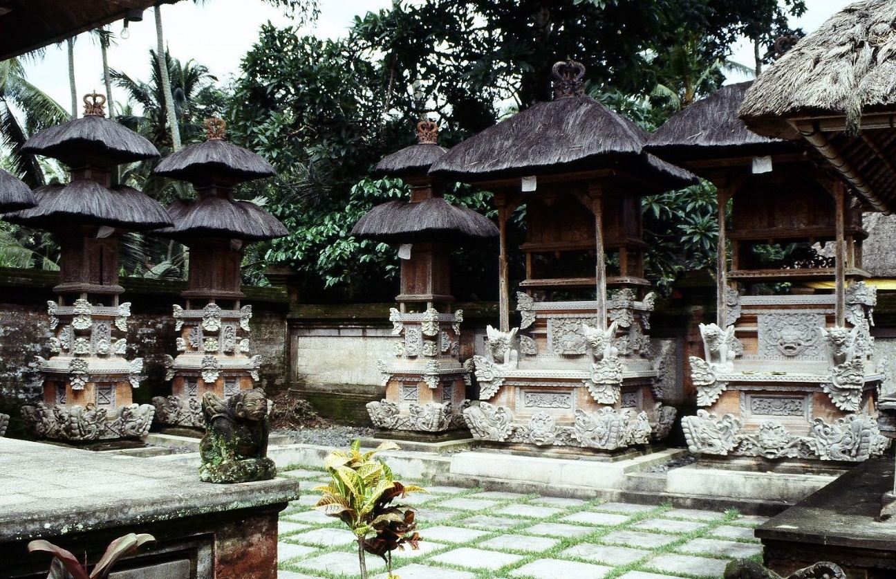 たまたま入り込んだ寺院の奥の中庭に並ぶ祠