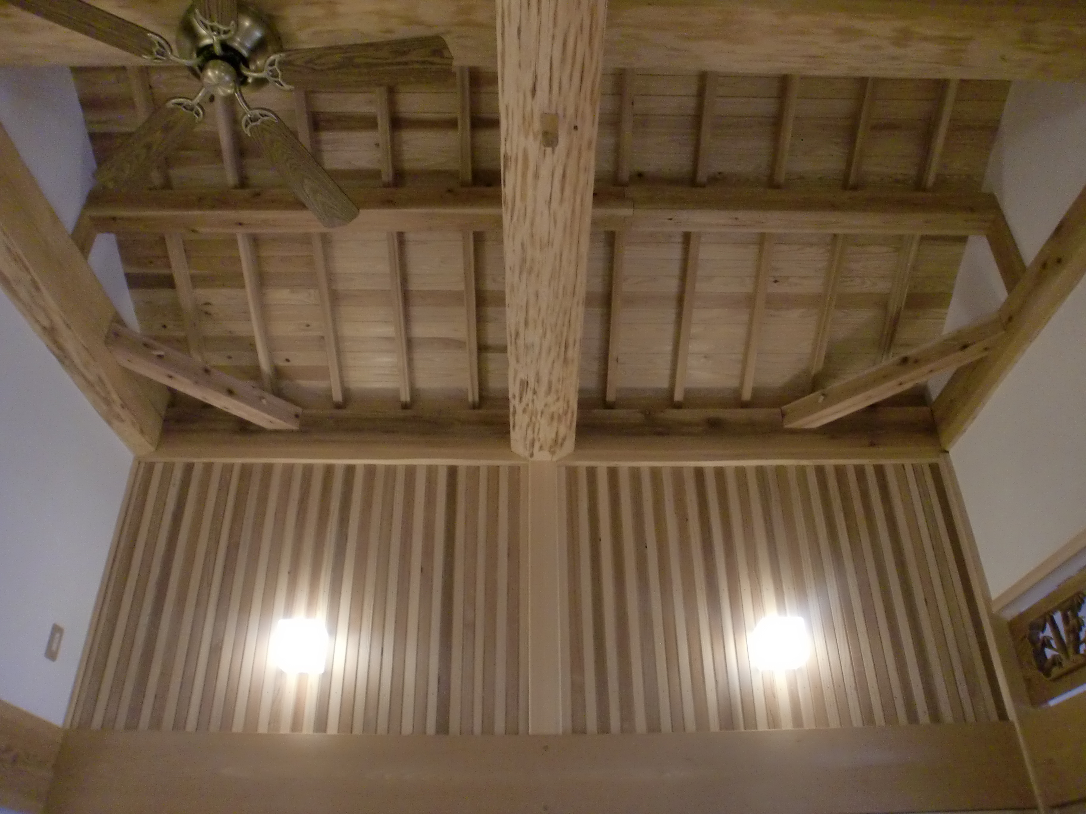 天井板を設けず小屋組を現しで建築、壁は土壁漆喰仕上げ