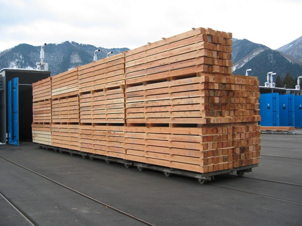 【国産材大型製材工場、杉柱材をKD設備に投入する】