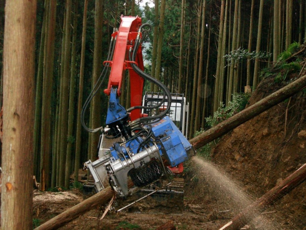 【高性能林業機械による造材の様子】