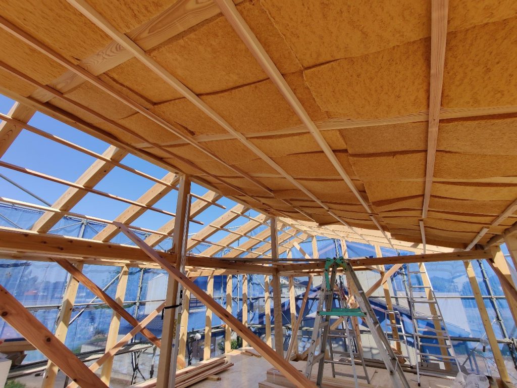 【シュタイコ木繊維断熱材を屋根部位に施工する様子】